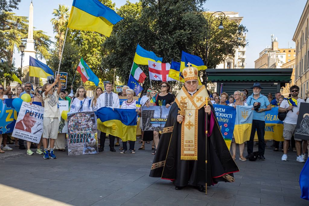 Владика Іриней Білик у центрі Риму Панахидою за полеглих Захисників розпочав урочисту ходу до Дня Незалежності України